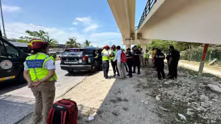 Pleito entre pareja casi termina en tragedia: Salvan a joven de tirarse al vacío en Playa del Carmen