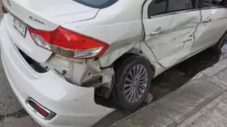 El auto quedó con un gran golpe al costado, al ser impactado por el autobús