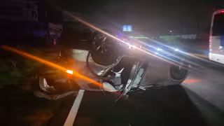 Fuerte accidente en la Colosio de Cancún dejó un vehículo volcado