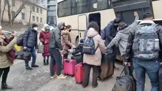 32 hombres y mujeres fueron trasladadas al sur de Ucrania. Foto: SRE