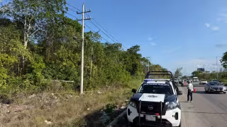Localizan cuerpos sin vida de dos hombres en la carretera federal Puerto Morelos-Cancún