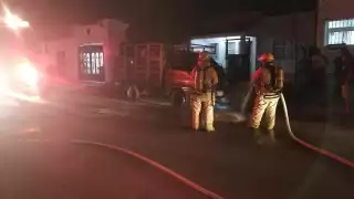 Testigos vieron a dos motociclistas provocar las llamas