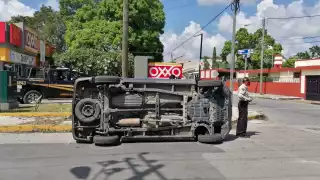 La camioneta Avanza circulaba sobre la 96 de Norte a Sur cuando recibió el impacto en la parte superior de la llanta trasera derecha