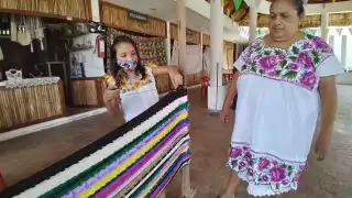 Que su nieta aprenda este arte ha sido una satisfacción para Luisa Rosado