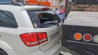 El vidrio trasero del vehículo terminó roto tras chocar