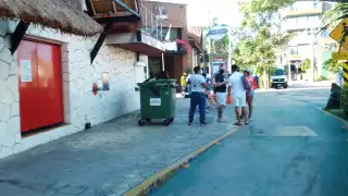 Las calles de Playa del Carmen lucen en algunos puntos con basura que la gente arroja por su falta de cultura cívica