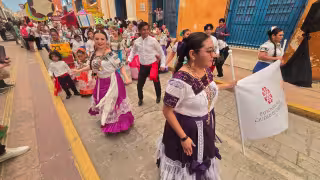 Campechanos llenan de color las calles del Centro Histórico con el desfile de la Campechanidad