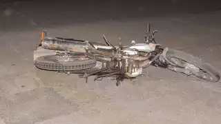 La motocicleta terminó tirada en el suelo