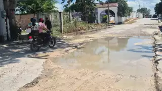 Vecinos de Champotón exigen solución al caos en la calle 31 por agua estancada y baches