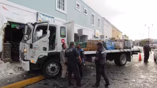 El camión destruyó la entrada del lugar