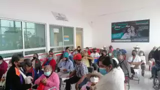 La lluvia no ha sido un impedimento para que quienes les corresponde aplicarse la vacuna