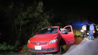 El auto quedó fuera del camino