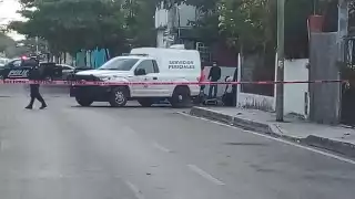 Servicios Periciales de la FGE Quintana Roo llegó a la colonia Colosio para el levantamiento del cadáver en Playa del Carmen