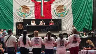 Las integrantes del colectivo de búsqueda 'Verdad, Memoria y Justicia llevaron pancartas para exigir respuestas sobre sus familiares desaparecidos en Quintana Roo