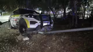 Aparatoso choque de patrulla deja poste derribado en Cancún