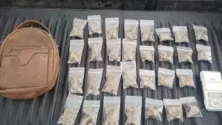 El detenido intentó esconder su maleta al ver a los policías, lo cual causó su detención