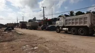 Los volqueteros llevaron sus pesadas unidades para poder manifestarse