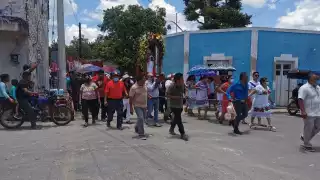 Cientos de feligreses recorrieron las calles del municipio de Huhí junto a la imagen de San Pedro Apostol
