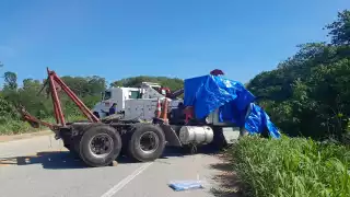 Conductor de Grúa  dormita y se sale de la carretera Escárcega-Champotón 