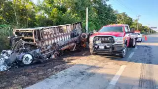 La unidad incendiada en Playa del Carmen fue retirada por una grúa de la zona del accidente vehicular