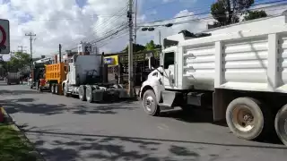Volqueteros aseguran que actualmente laboran con un precio fijo de 19.50 pesos