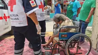 Socorristas de la Cruz Roja brindaron los primeros auxilios a la adulta mayor que al parecer sufrió de una posible fractura en el pie derecho