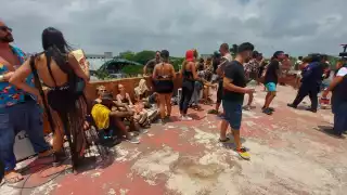 En el lugar había por lo menos unas 100 personas que ante el reducido espacio de la vivienda, no guardaban la sana distancia