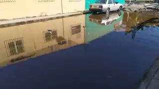 Brotan aguas negras desde el interior de una casa en Ciudad del Carmen