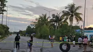 Nuevo bloqueo en avenida Lakin de Cancún por falta de agua en Arcos Paraíso