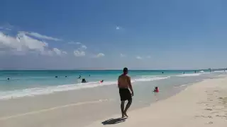 Piden a bañistas no tirar basura en Playa Marlín, Solidaridad