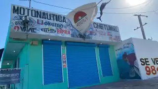 En el principal negocio de Torres López colocaron un moño negro