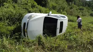 Se revienta la llanta de un auto y termina volcado en Felipe Carrillo Puerto