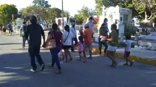 Siete mil personas visitaron este martes a sus seres queridos en el Cementerio de Xoclán, en Mérida