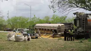 El alimento para cerdo terminó regado sobre la lateral de la carretera Mérida-Progreso