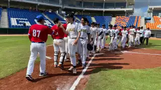 Un buscador de talento de los Tigres de Detroit felicito a los jóvenes de ambos equipos