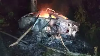 El vehículo fue consumido por las llamas con el conductor adentro, esto en Felipe Carrillo Puerto