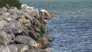 Las cañas cuentan con hilos prensados de 300 metros y se requiere de técnica para poder asegurar la presa; lugareños suelen sacar hasta tres kilos de producto cada uno