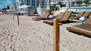 La Ley de Bienes Nacionales obliga a los hoteles a respetar ciertos metros de playa frente a sus edificios, y permitir el libre acceso de personas