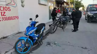 Motociclista choca contra un taxi en la colonia Volcanes en Ciudad del Carmen