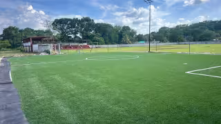 ¡Molestia en Bolonchén de Rejón! Construyeron campo de futbol en parte interior de estadio de beisbol