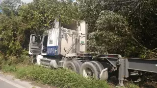 Para sacarlo de la maleza se ameritó de una grúa de la dirección de seguridad pública y tránsito municipal