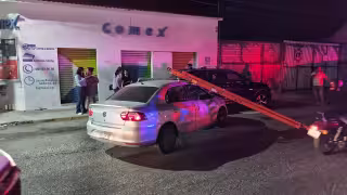 Ebrio conductor provoca choque contra camioneta estacionada en la colonia Centro