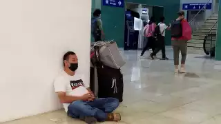 Pasajeros tuvieron que esperar en los pasillos, mientras llegaba el vuelo de la CDMX de Viva Aerobus