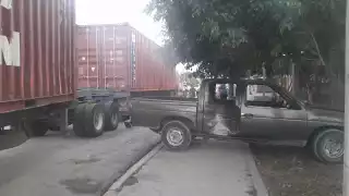 Tráiler impacta a camioneta y la estrella contra un árbol en Escárcega 