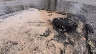 Vecinos de la SM 93 reportan fuga de agua potable desde más de 12 horas