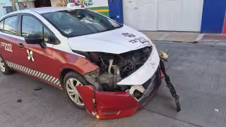 Aparatoso choque entre taxi y camioneta deja a una mujer y sus dos hijos con crisis nerviosa en Carmen