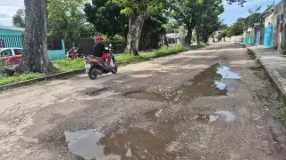 Baches y encharcamientos en avenida Concordia, Champotón: Vecinos exigen reparación urgente