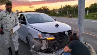El vehículo con placas de circulación 18-MW-1C, color blanco, circulaba de sur a norte sobre la vía en cuestión