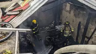 Algunos bomberos resultaron sofocados por el humo