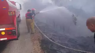 Lluvia no detiene el fuego: Bomberos combaten incendio cerca de estación de gas en Escárcega